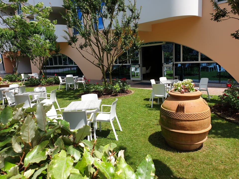 Gartenanlage Aparthotel Holiday