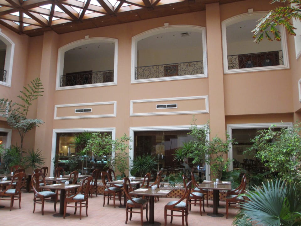 Столики главного ресторана Imperial Shams Abu Soma