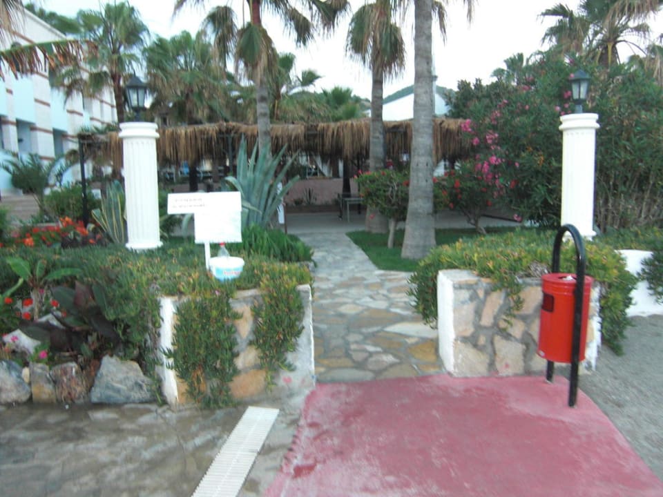 Eingang vom Strand zur Anlage Green Paradise Beach Hotel