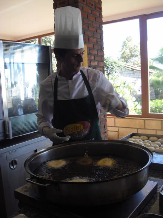 Frische Krapfen in der Strandbar Horus Paradise Luxury Resort & Club