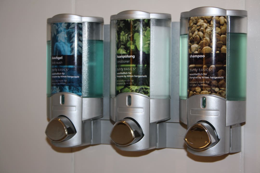 Genügend Auswahl im Badezimmer Hampton by Hilton Berlin City West