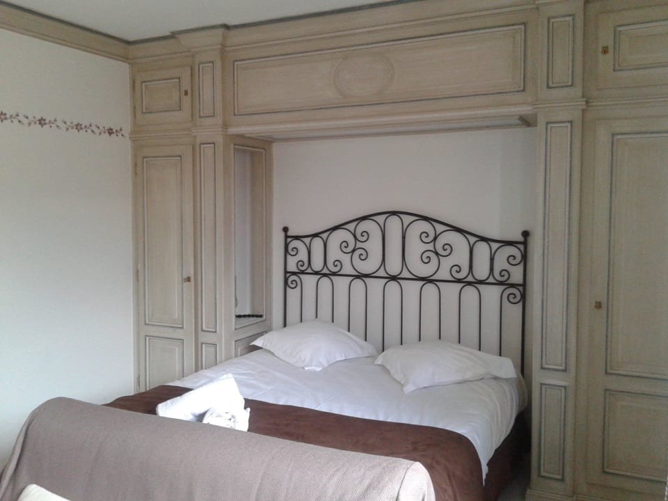 Rechts Kleiderschrank - Links Winterdecken  Hotel Philippe Bohrer