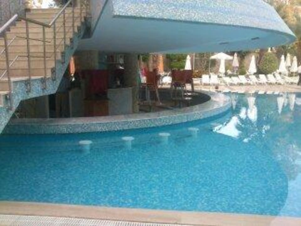 Poolbar, wo man leider Getränke selber holen muss. Saphir Hotel & Villas