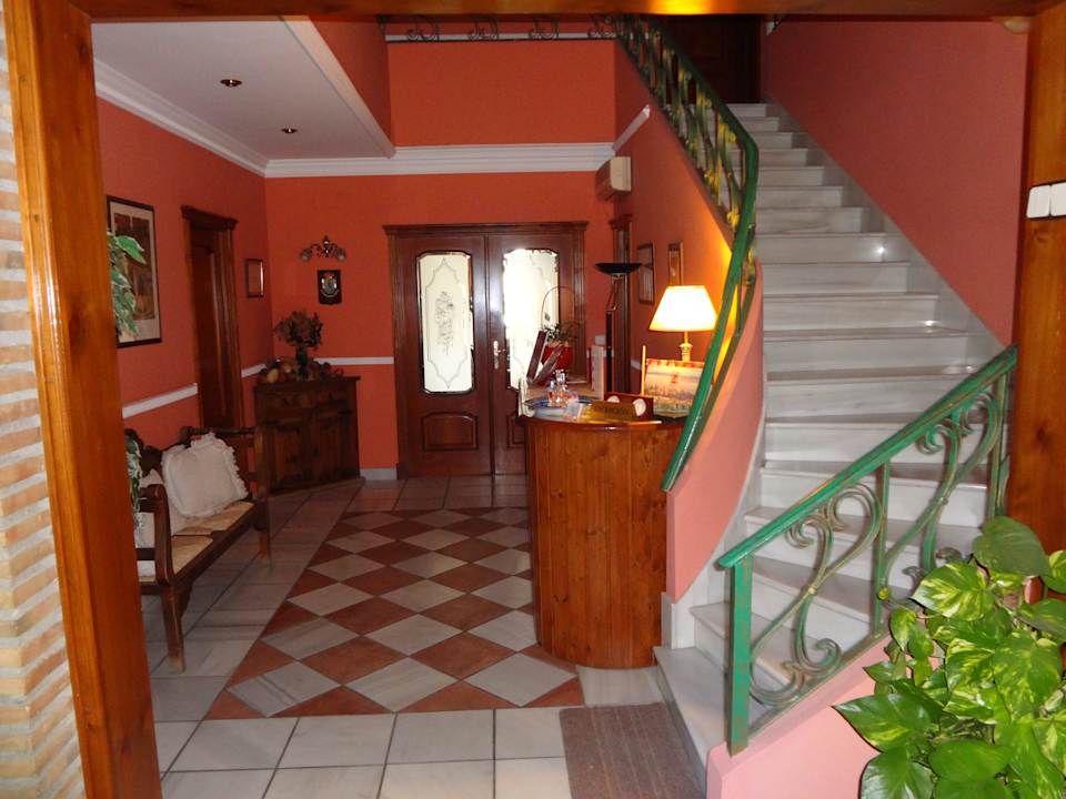 Die Rezeption und Treppenhaus Hotel Villa Sur