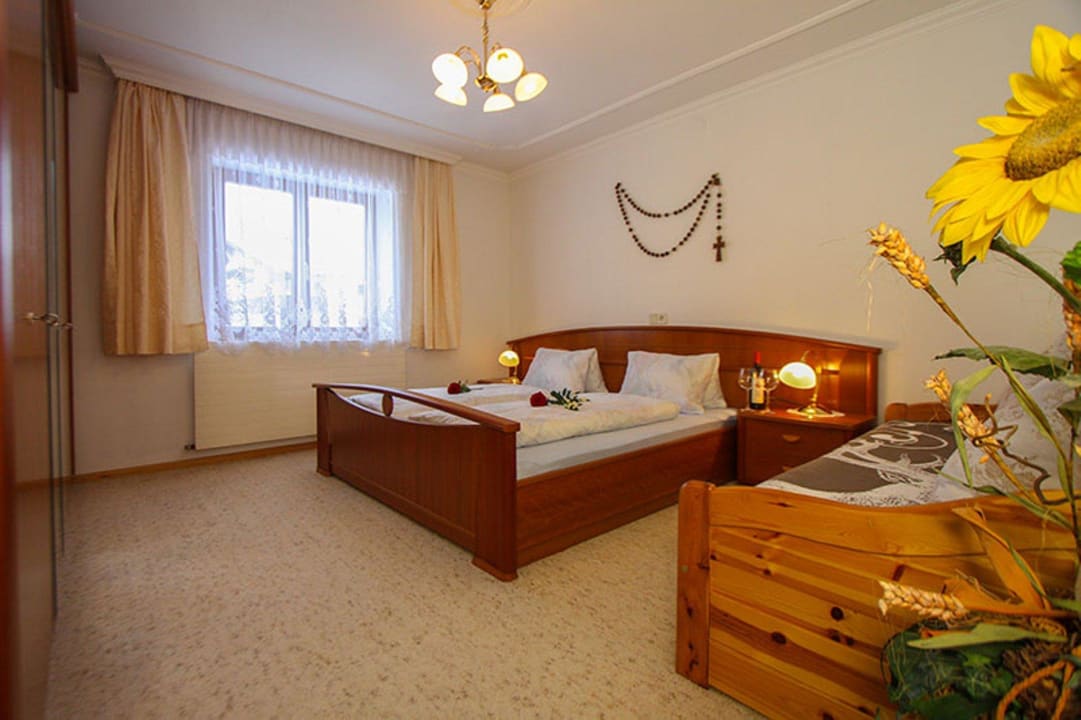 Schlafzimmer mit Doppel- und Singlebett Haus Gertraud