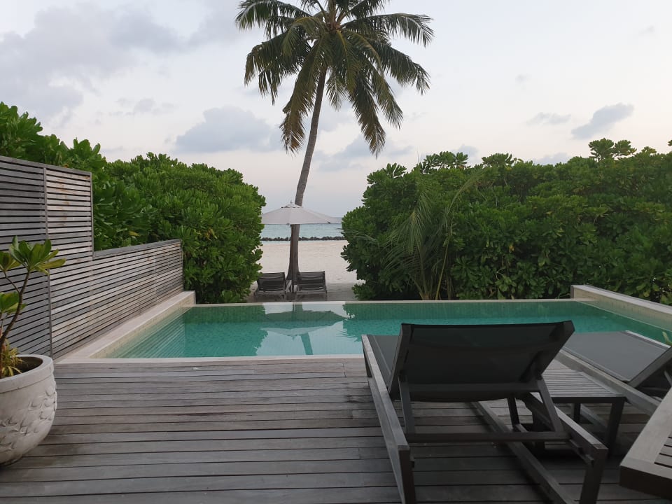 Pool Hurawalhi Island Resort Maldives