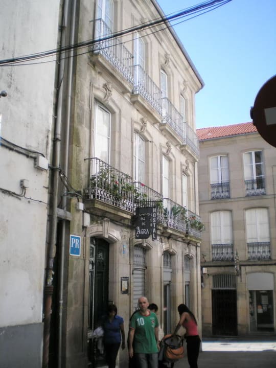 Der Eingang ist in der Nebenstraße  Hostel Pazo de Agra