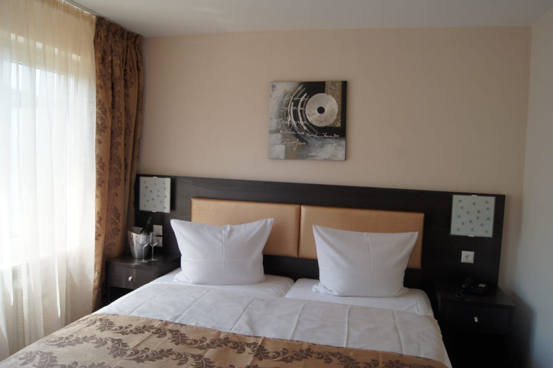 Teilansicht Doppelzimmer Base1 Hotel Grenzblick