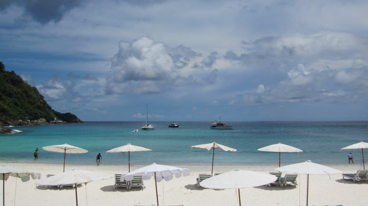 Blick über die Bucht Hotel The Racha