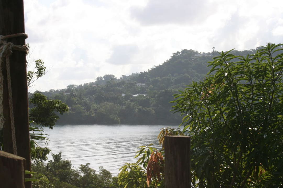 Blick von der Poolterrasse zur Turtle Crawl Bay Bayview Eco Resort