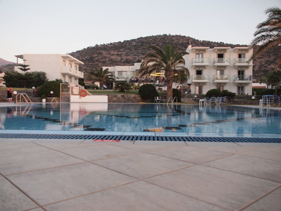 Blick über den Pool zum Hauptgebäude Hotel Ariadne Beach