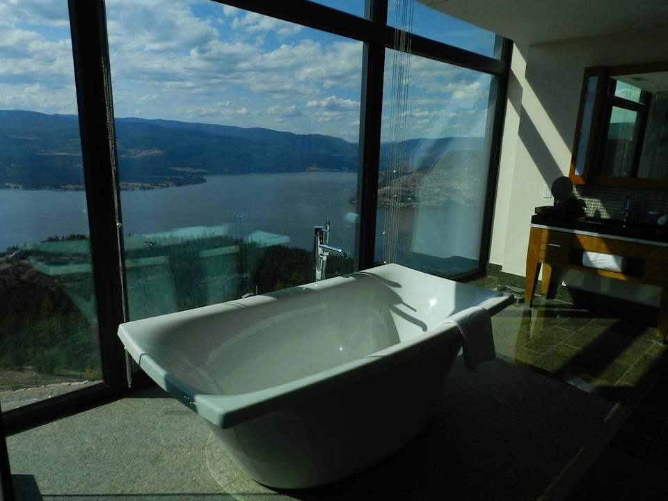 Badezimmer mit Blick auf Okanagan Lake Hotel Sparkling Hill Wellness