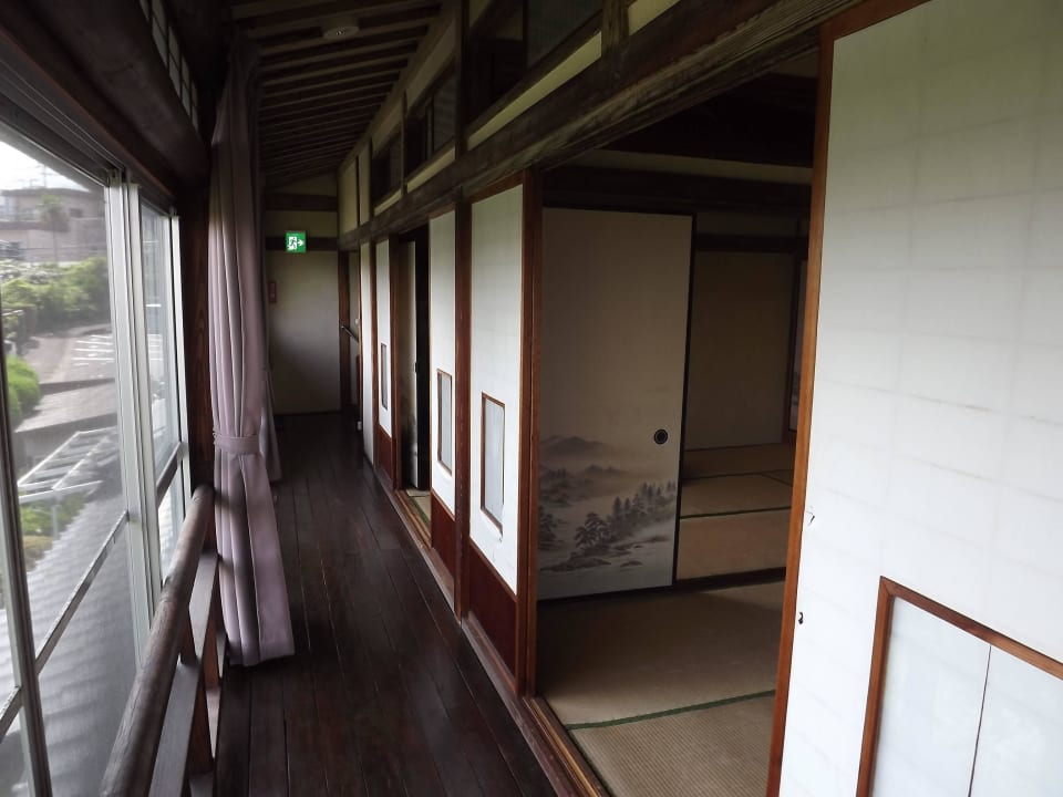 Korytarz z wyjściami do pokoi - aprt tradycyjny Hotel Happy Neko