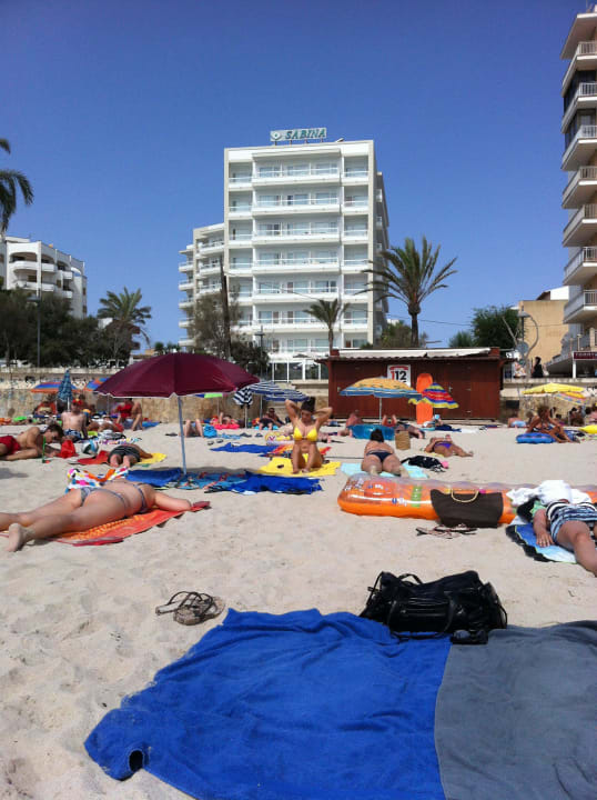 Blick vom Strand aufs Hotel Sabina Sabina Hotel & Suites