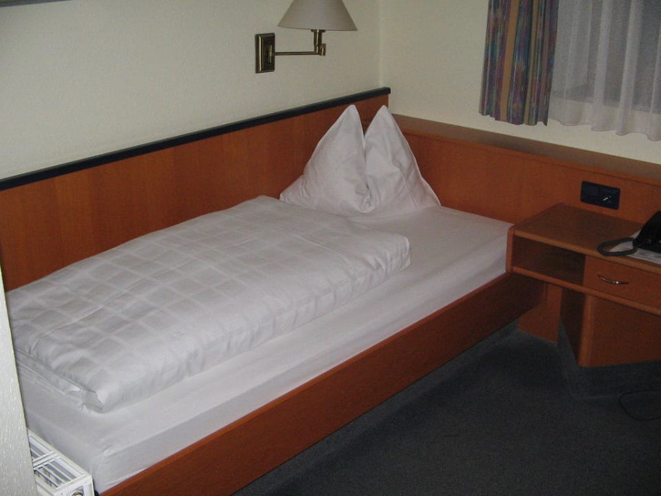 Bett in Einzelzimmer Ambient Hotel Salzburger Hof