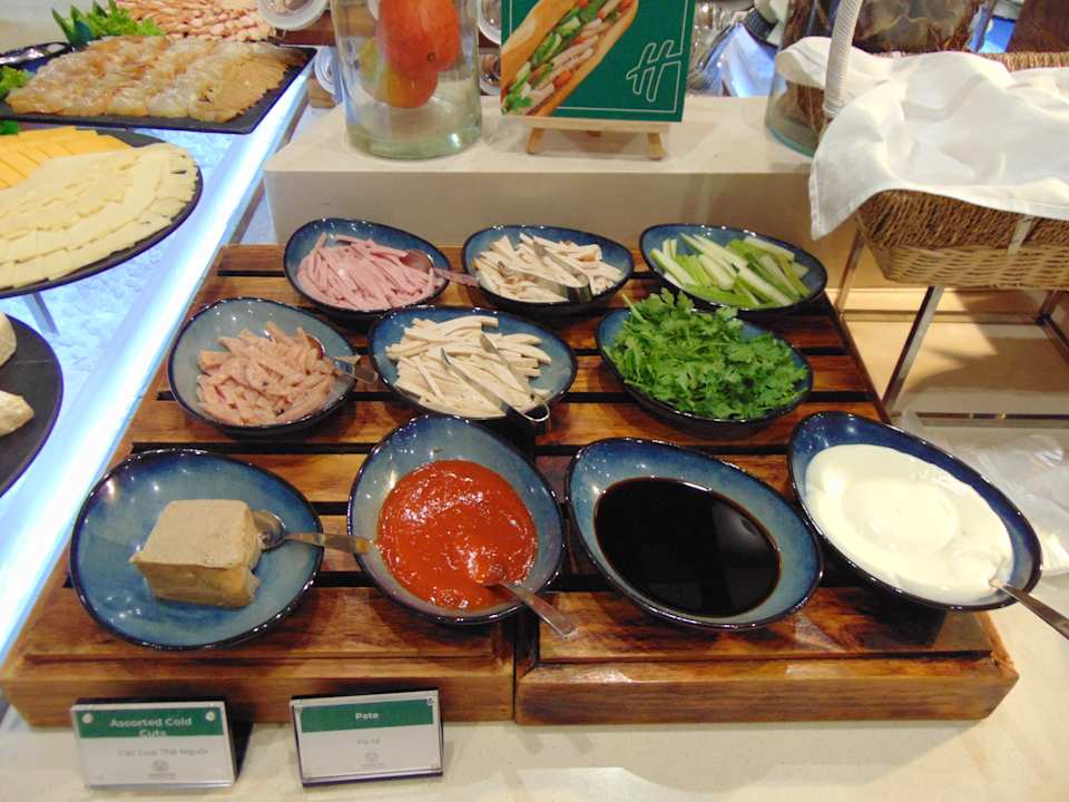 Gastro Holiday Inn & Suites Saigon Airport