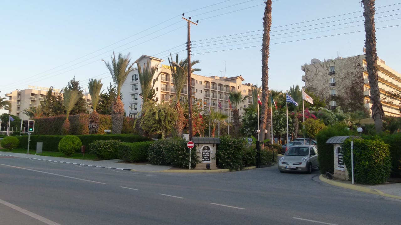 Außenansicht auf die Nachbarhotels und Ausfahrt Lordos Beach Hotel & Spa