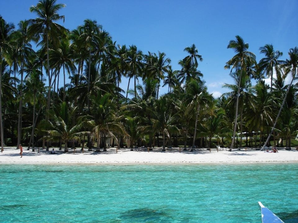 Hotelstrand vom Boot aus gesehen Henann Resort