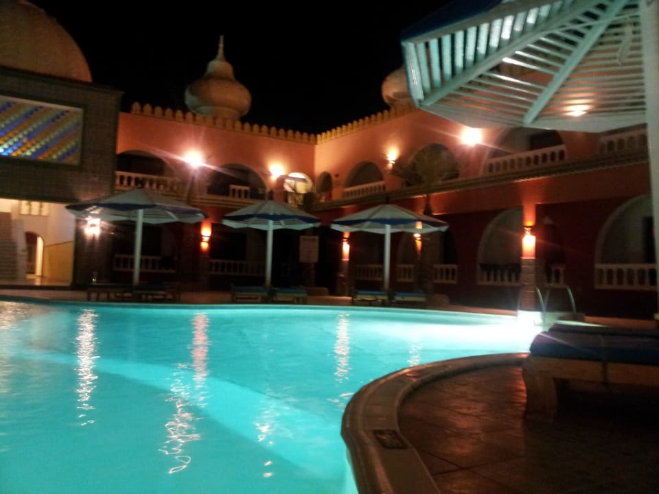 Poolanlage bei Nacht Pickalbatros Alf Leila Wa Leila Resort - Neverland Hurghada