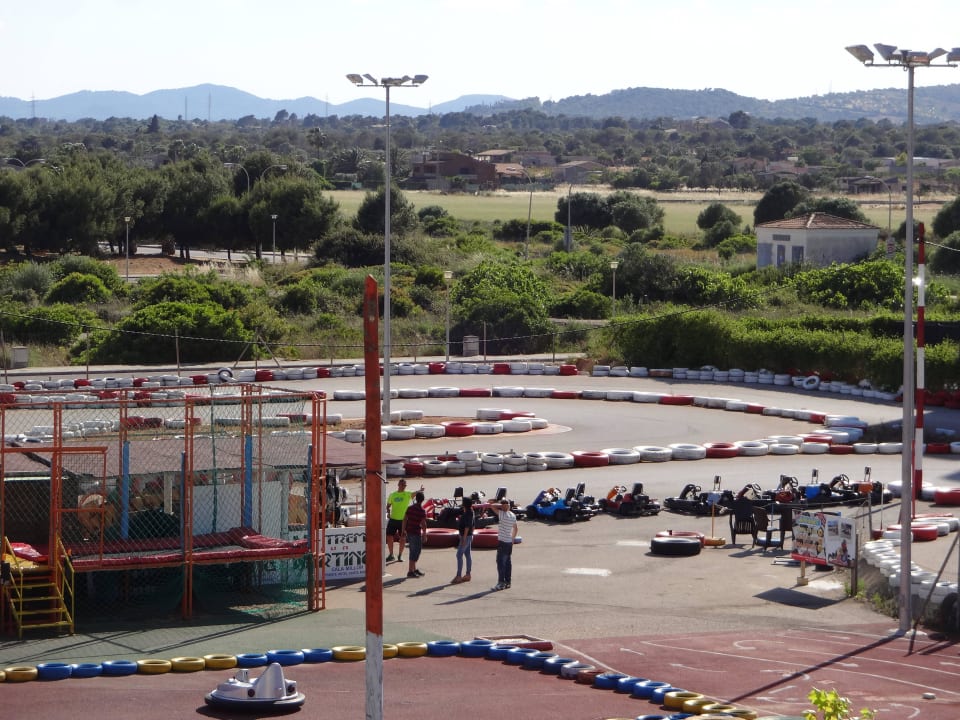 Kart Bahn gegenüber - im Mai noch wenig besucht La Santa Maria Hotel