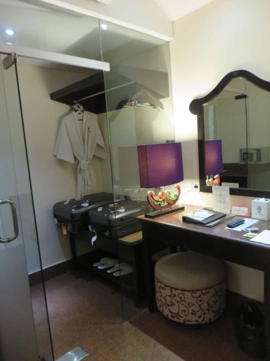 Hinter Glastüre Ankleidezimmer Segara Village Hotel