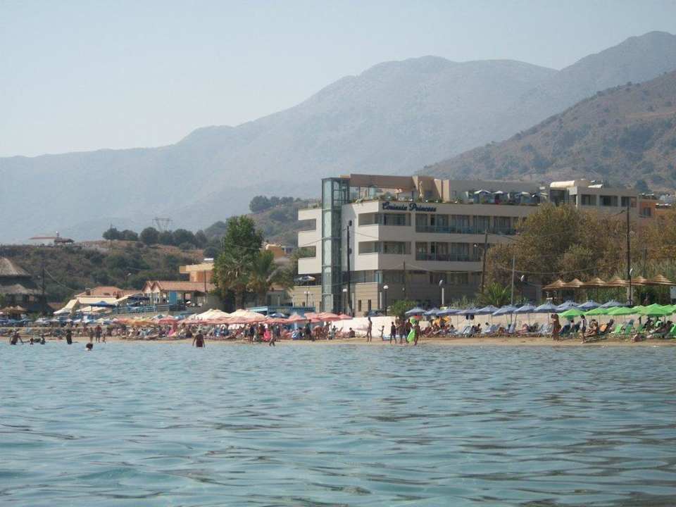 Das Hotel vom Meer aus Hotel Corissia Princess