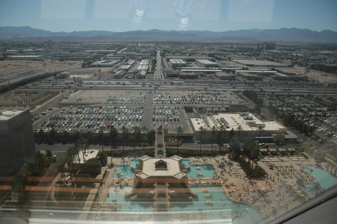 Blick auf Pool und Parkhaus Luxor Hotel & Casino