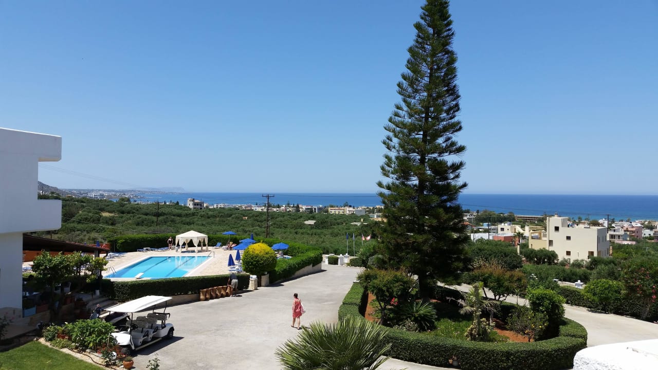 Blick vom Balkon auf die Poolanlage und das Meer Matheo Villas & Suites