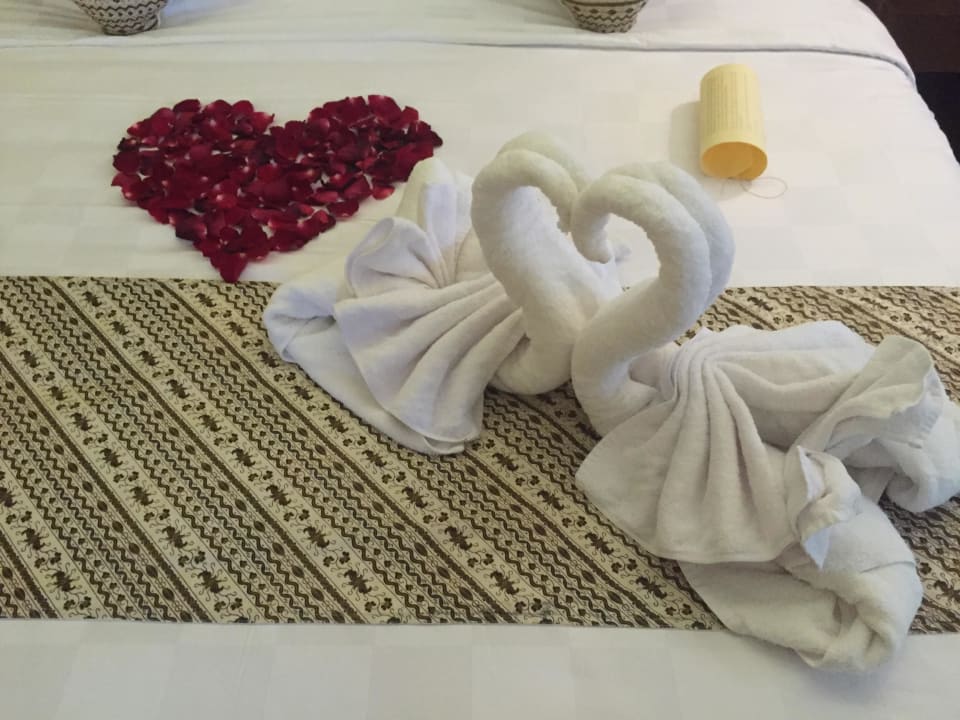 Bettschmuck bei Ankunft Ubud Village Hotel