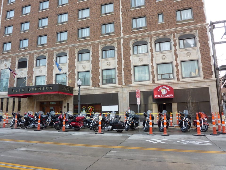 Parkplatz direkt vor dem Hotel eingerichtet Hotel Alex Johnson