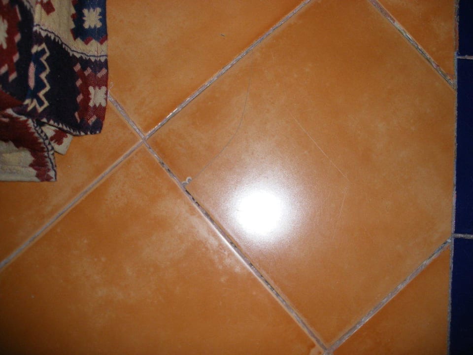 Kaputte Fliesen kann man austauschen. Grand Makadi