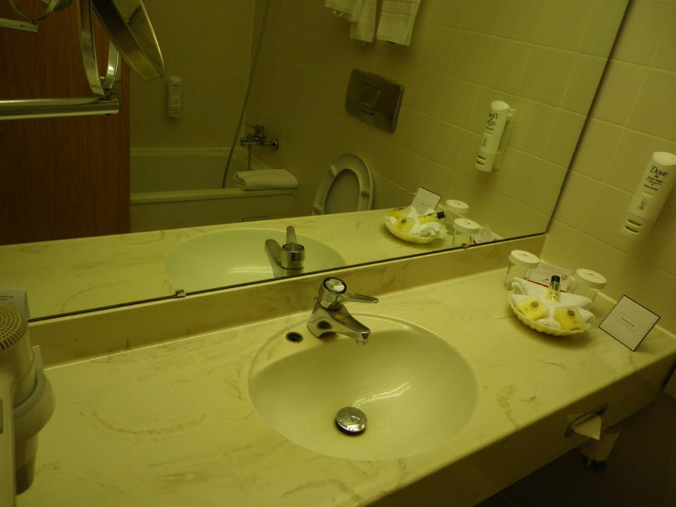 Badezimmer Zimmer 152 Mercure Hotel Wiesbaden City