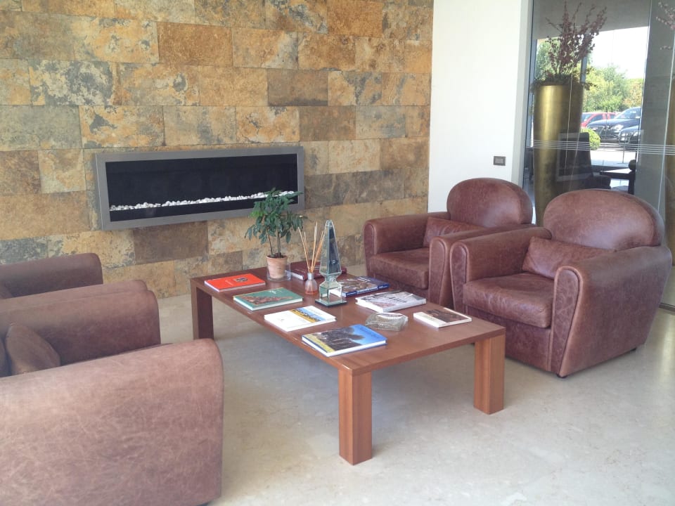 In der Lobby Pisa Tower Plaza