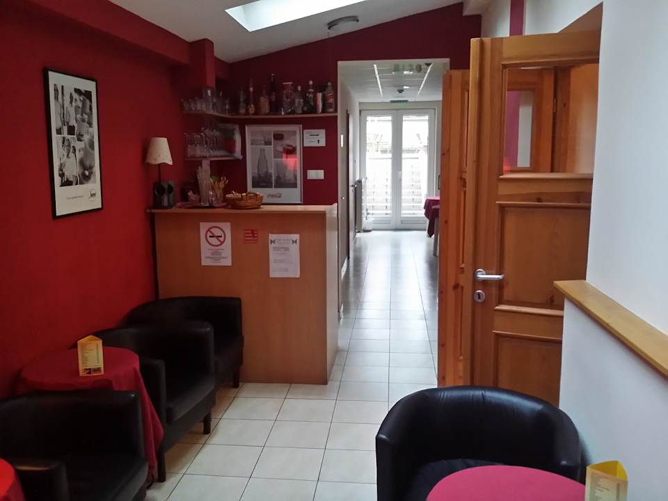 Бар и выход к бассейну Apartment Papillon