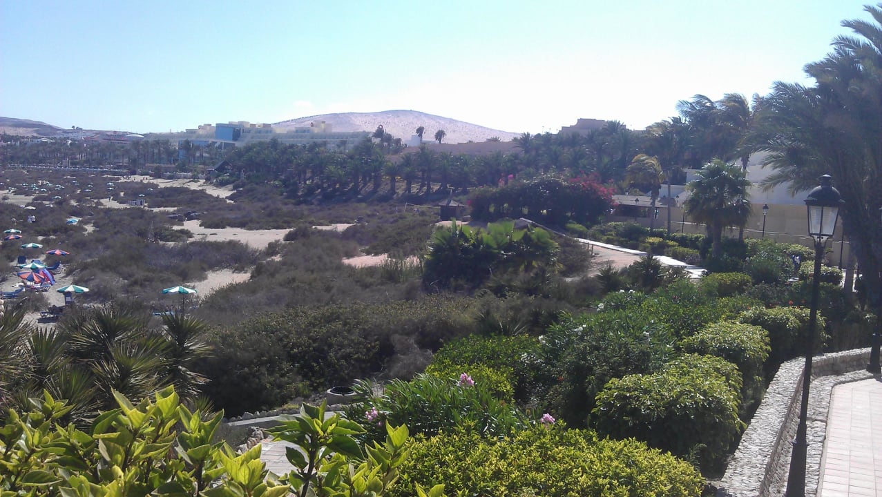 Mittig ist die Bar zu sehen SBH Hotel Taro Beach