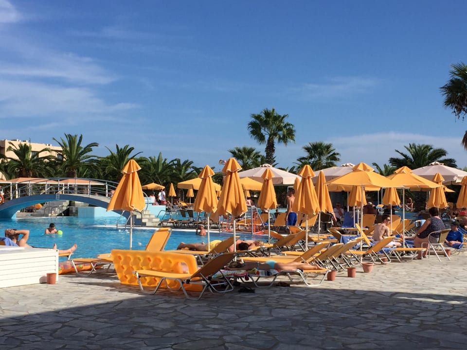 Pool vom Einkaufsladen aus fotografiert Porto Bello Beach