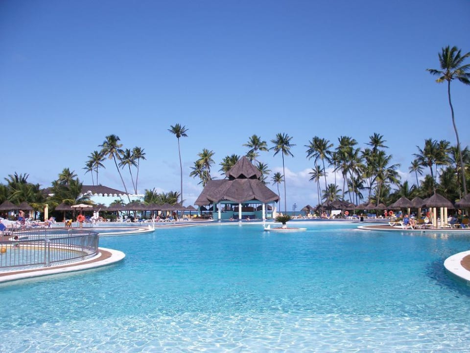 Aktivpool mit Poolbar Iberostar Waves Bahia