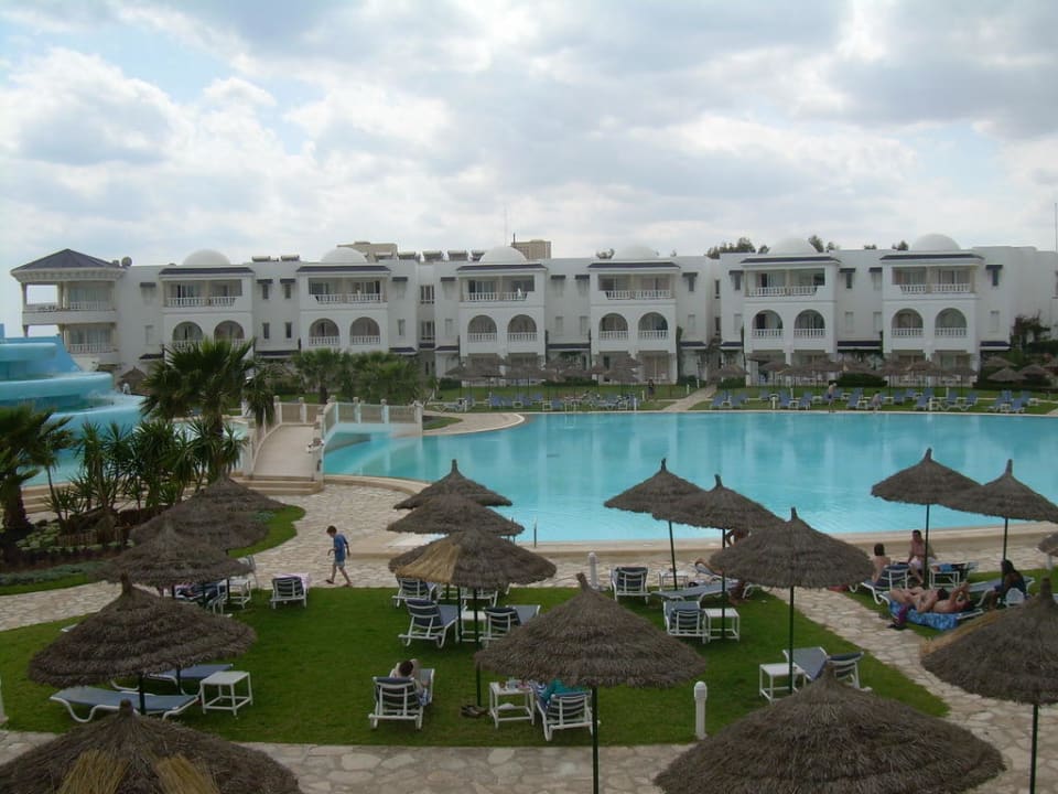 Widok z pokoju na basen Royal Tulip Taj Sultan