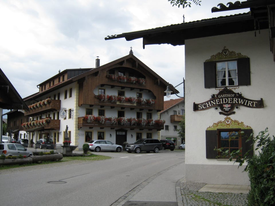 Hotel Schneiderwirt mit gegenüberliegendem Gasthof Hotel Schneiderwirt