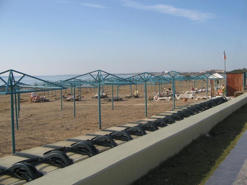 Hotelstrand vor der Promenade PALOMA Perissia