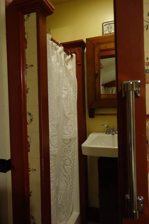 Bad Zimmer 1 Victorian House