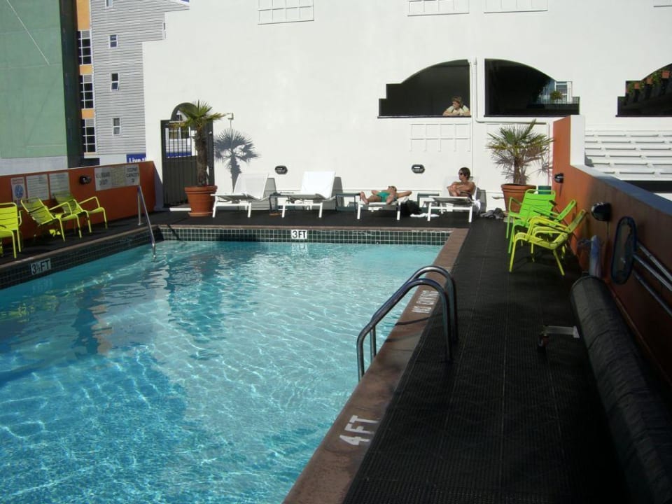 Pool in der dritten Etage des Hotels Hotel Americania