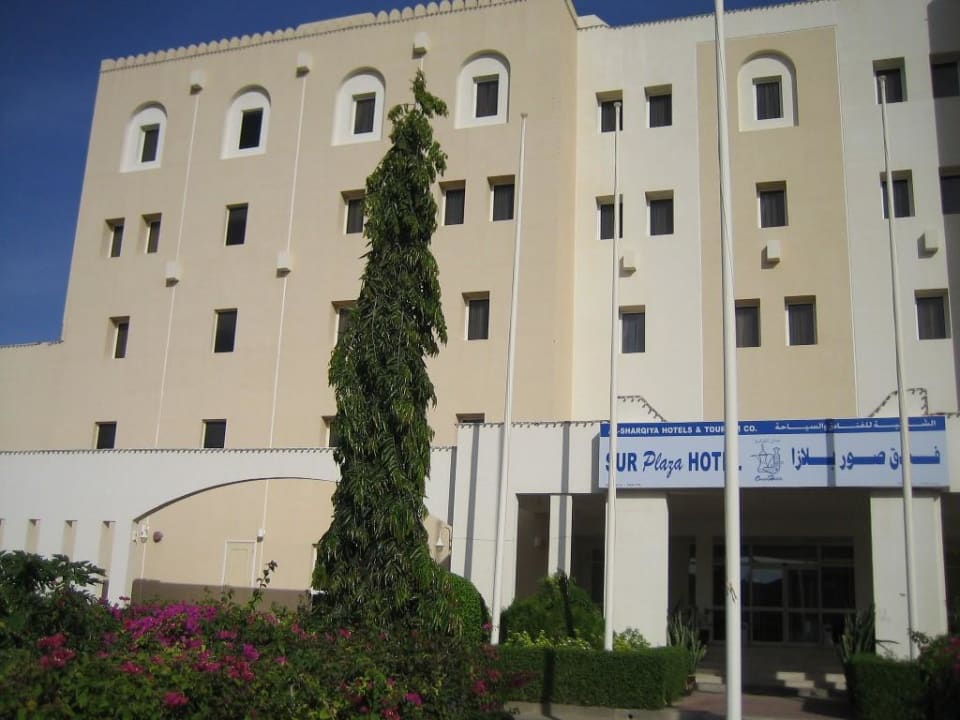 Sur Plaza, wenigstens von außen frische Farbe Best Western Sur
