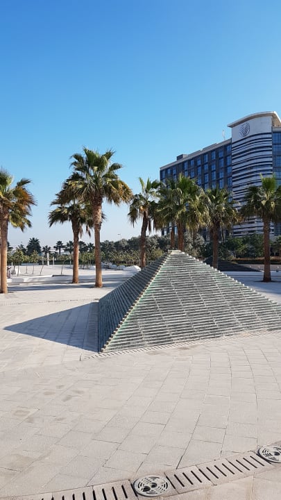 Vor dem Hotel Crowne Plaza Hotel Yas Island