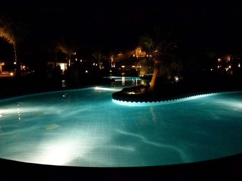 Piękne baseny oświetlone nocą Sharm Grand Plaza Resort