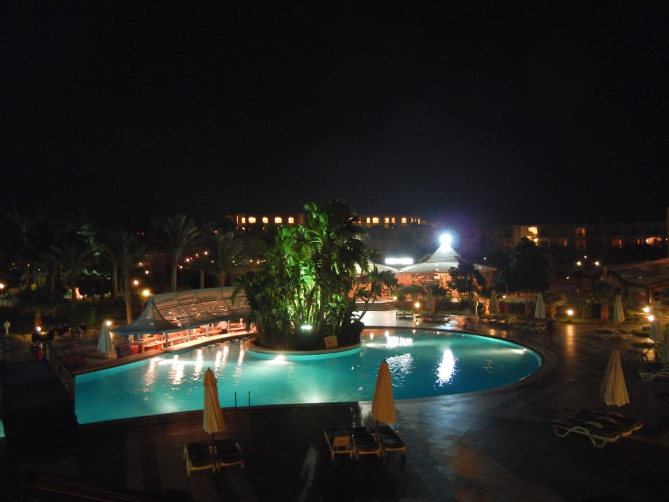 Pool bei Nacht Brayka Bay Resort