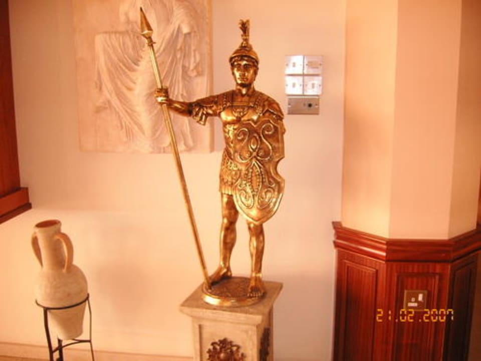 Römer in der Lobby Alexander The Great Beach Hotel