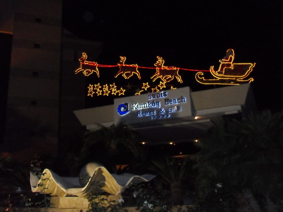Hoteleingang und auf dem Dach die Weihnachtsdeko Sunis Kumköy Beach Resort Hotel & Spa