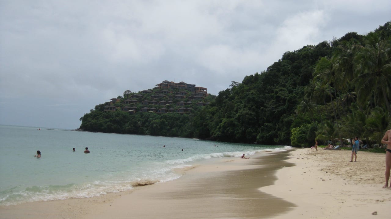 Kurzer Hotelstrand - bei Ebbe sehr steinig Cape Panwa Hotel