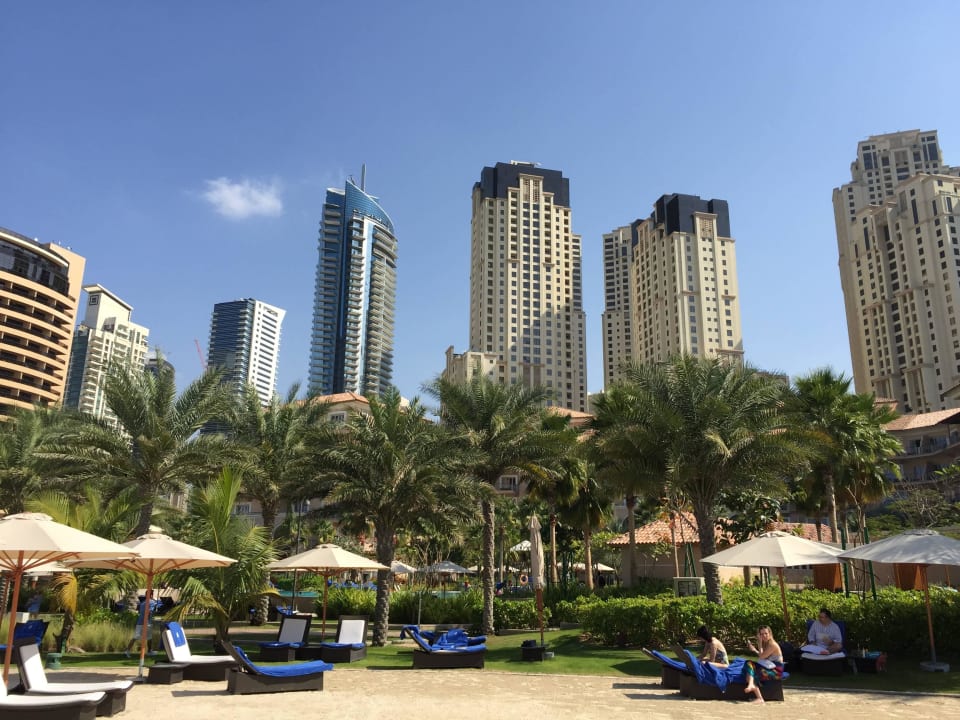 Sehr viel Platz und tolle Liegen The Ritz-Carlton, Dubai